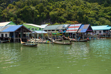 Fototapeta na wymiar Boote und Fischerhütten Thailand