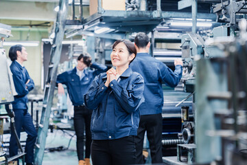 Fototapeta na wymiar 工場で喜ぶ女性労働者