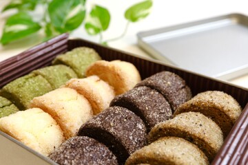4種類のクッキーが入ったクッキー缶（抹茶、プレーン、チョコ、ほうじ茶）