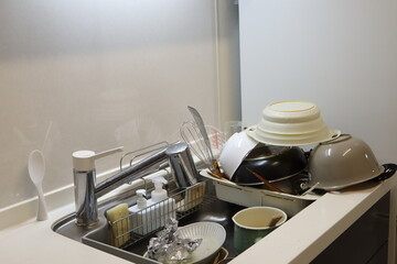 食器が放置された台所