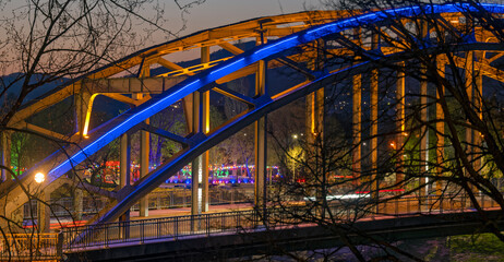 Weserbrücke und Wesergarten beleuchtet Rinteln
selektive Schärfe auf der Brücke wg. Teleobjektiv