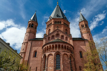 Türme des historischen Doms am Markt in Mainz