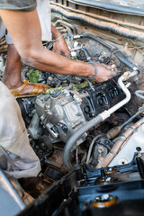 r&eacute;paration d'un moteur chez un garagiste &agrave; Dakar au S&eacute;n&eacute;gal en Afrique. 