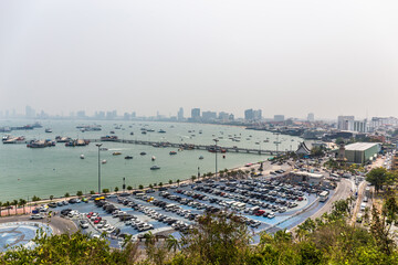 Obraz premium Pattaya city viewpoint from Bali Hai Pier view point with PM2.5 dust...It is a popular tourist spot that travels across Koh Larn.