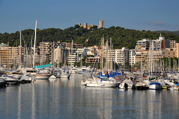 Espagne, Baléares, Palma de Majorque, vue sur le port et le château de Bellver, datant du XIVème siècle et surplombant la ville.