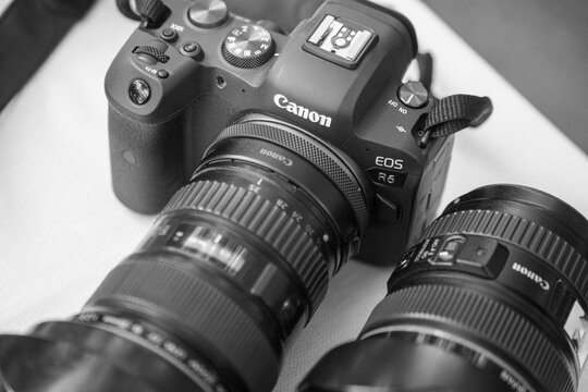 Mirrorless Canyon R6 esposta sopra un tavolo 