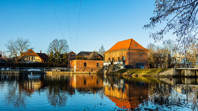 Elektrownia wodna Kuźnice, Straszyn