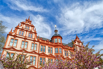 Historische bunte Fassade am Marktplatz in der Altstadt von Mainz im Frühling