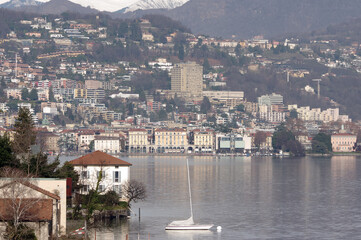Fototapeta na wymiar Lugano e il suo lago