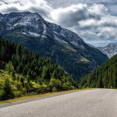 Fototapeta na wymiar mountain country road