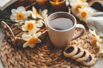 Obraz na płótnie Canvas Cup of hot tea and spring home interior. good morning concept