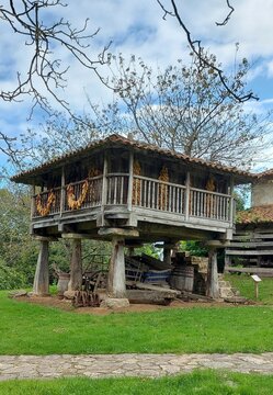 H&oacute;rreo construcci&oacute;n destinada a guardar y conservar los alimentos alejados de la humedad y de los animales para mantenerlos en un estado &oacute;ptimo para su consumo. T&iacute;pico de Asturias, Espa&ntilde;a