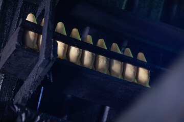 Bacówka nad Dursztynem. Oscypki poukładane na drewnianej półce na poddaszu.  © rogozinski