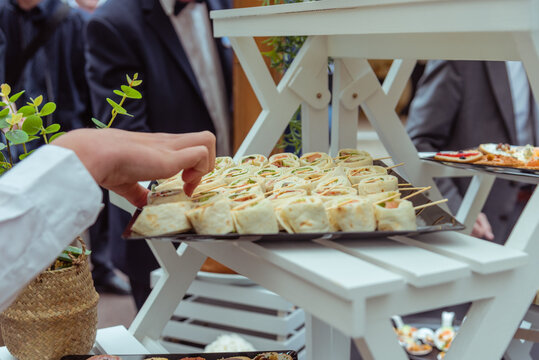 Mains d'invit&eacute;s qui se servent lors d'un ap&eacute;ritif de cocktail