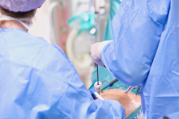 Operacja laparoskopowa na sali operacyjnej w szpitalu. Dłonie chirurga w sterylnych rękawiczkach...