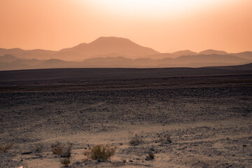 Fototapeta premium Nähe Marsa Alam, Ägypten - Herbst - Sonnenuntergang und die Red Sea Mountains im Hintergrund.