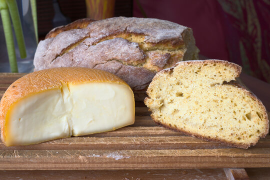 Cornbread with French Petit Saint-Paulin cheese. It is a creamy and soft cheese from the Ile-de-France region.