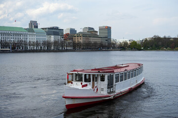 Fahrgastschiffe auf der Binnenalster in Hamburg