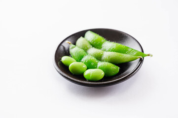 白い背景の枝豆