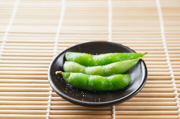 塩がかかった茹でた枝豆