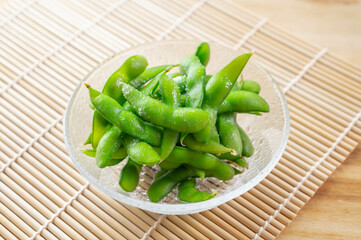 塩がかかった茹でた枝豆