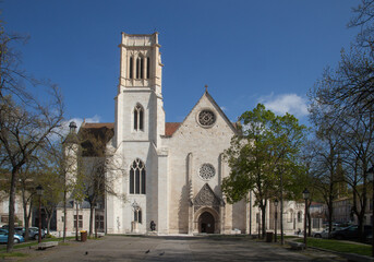 La cathédrale blanche Saint-Caprais dans la ville d'Agen (Lot-et-Garonne) - obrazy, fototapety, plakaty