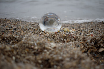 Glaskugel im Kies m Strand © Su