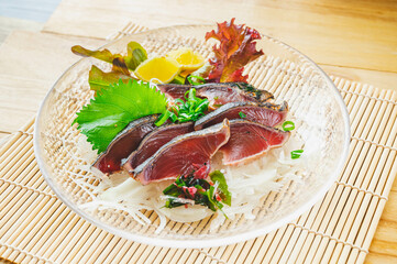 ガラスの皿に盛ったカツオのたたき