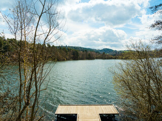 Lac naturel d'Aydat en Auvergne, lieu de loisirs et d'activités nautiques au pied de la chaîne...
