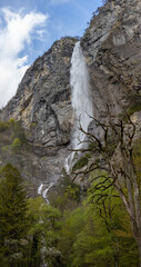 Fototapeta na wymiar impressionnante et magnifique cascade de montagne dans les Alpes françaises