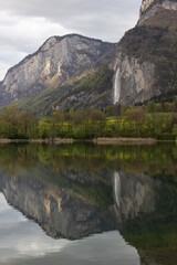 magnifique lac de montagne ensoleillé avec une belle cascade. Lac des Ilettes en Haute Savoie