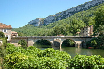 Vieux pont en pierre de Saint-Antonin-Noble-Val, traversant les gorges de l'Aveyron, devant les falaises du rocher d'Anglars