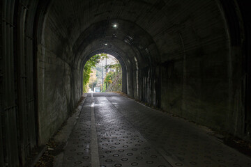 トンネル入口　自動車道