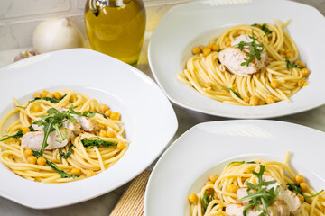 Pasta with chicken and arugula