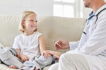 Obraz premium Shes smarter than most. Shot of a male doctor injecting a little girl at home.