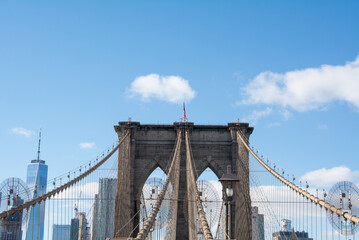 Fototapeta premium puente de brooklyn en new york con cielo de verano