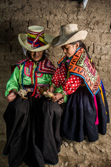 Abuela y nieta andinas disfrutando momentos juntas en la sierra del Perú
