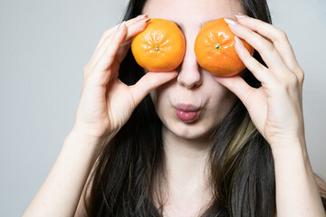 Frau mit Mandarinen vor den Augen