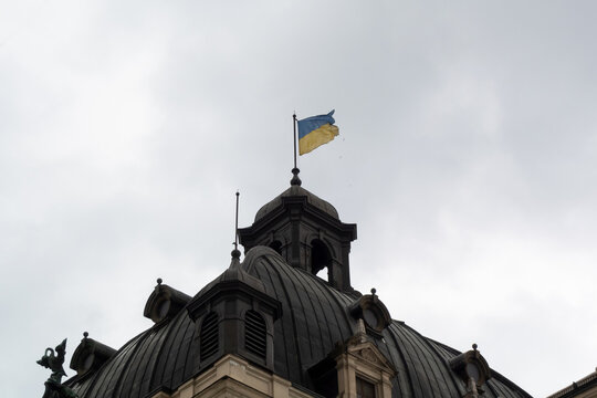 A Ukrainian ensign hangs on the dahu booth. Against the background of a gloomy sky.