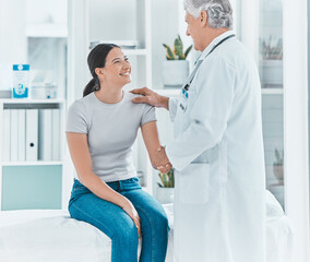 Obraz premium Youre the best doc. Shot of a senior doctor shaking hands with a patient in greeting.
