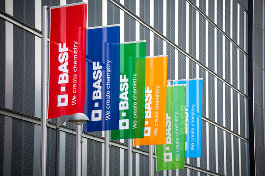 Flaggen der BASF in Ludwigshafen am Rhein
