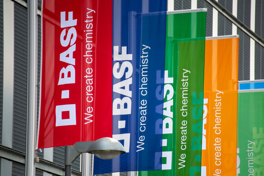 Flaggen der BASF in Ludwigshafen am Rhein