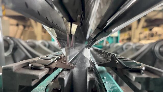 Industrial knitting machine for knitting textile fabrics