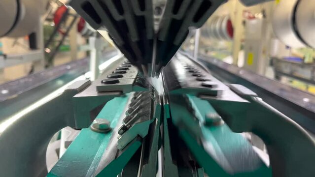 Industrial knitting machine for knitting textile fabrics