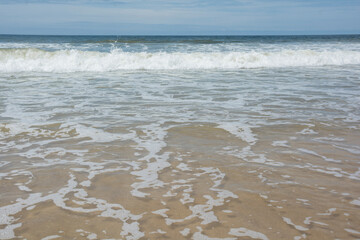 Fototapeta na wymiar Waves breaking on the shore at the beach 