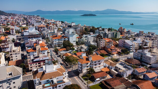 Praia Ver&atilde;o F&eacute;rias Norte Ilha Santa Catarina Floripa Canasvieiras Florian&oacute;polis Pr&eacute;dios Casas Veraneio Mar Oceano Atl&acirc;ntico C&eacute;u Trapiche Argentinos Turistas Turismo Alargamento Faixa Areia Bairro SC
