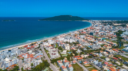 Fototapeta premium Praia Ilha Verão Bairro Ingleses Floripa Florianópolis Viagem Turismo Férias Zinga Norte Santa Catarina Areia Mata Atlântica Oceano Atlântico Prédios Ruas Barcos Mar Paisagem Drone Rocha Marina Brasil