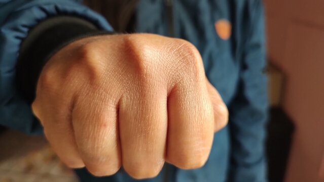 fist of the hand, with the texture of the skin somewhat dry, dehydrated.