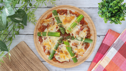 アスパラガスをのせた焼きたてのピザ