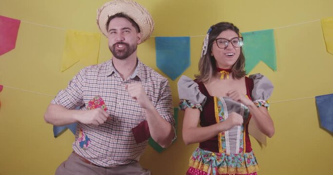 Brazilian couple, dressed in Junina party clothes, S&atilde;o Jo&atilde;o party. Protocol scenes.